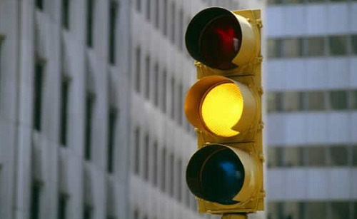 交通信号灯黄灯闪烁表示什么